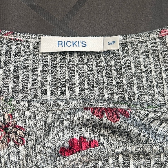 Ricki's Gray Red Floral Cold Shoulder Tee Size Small - Picture 4 of 5